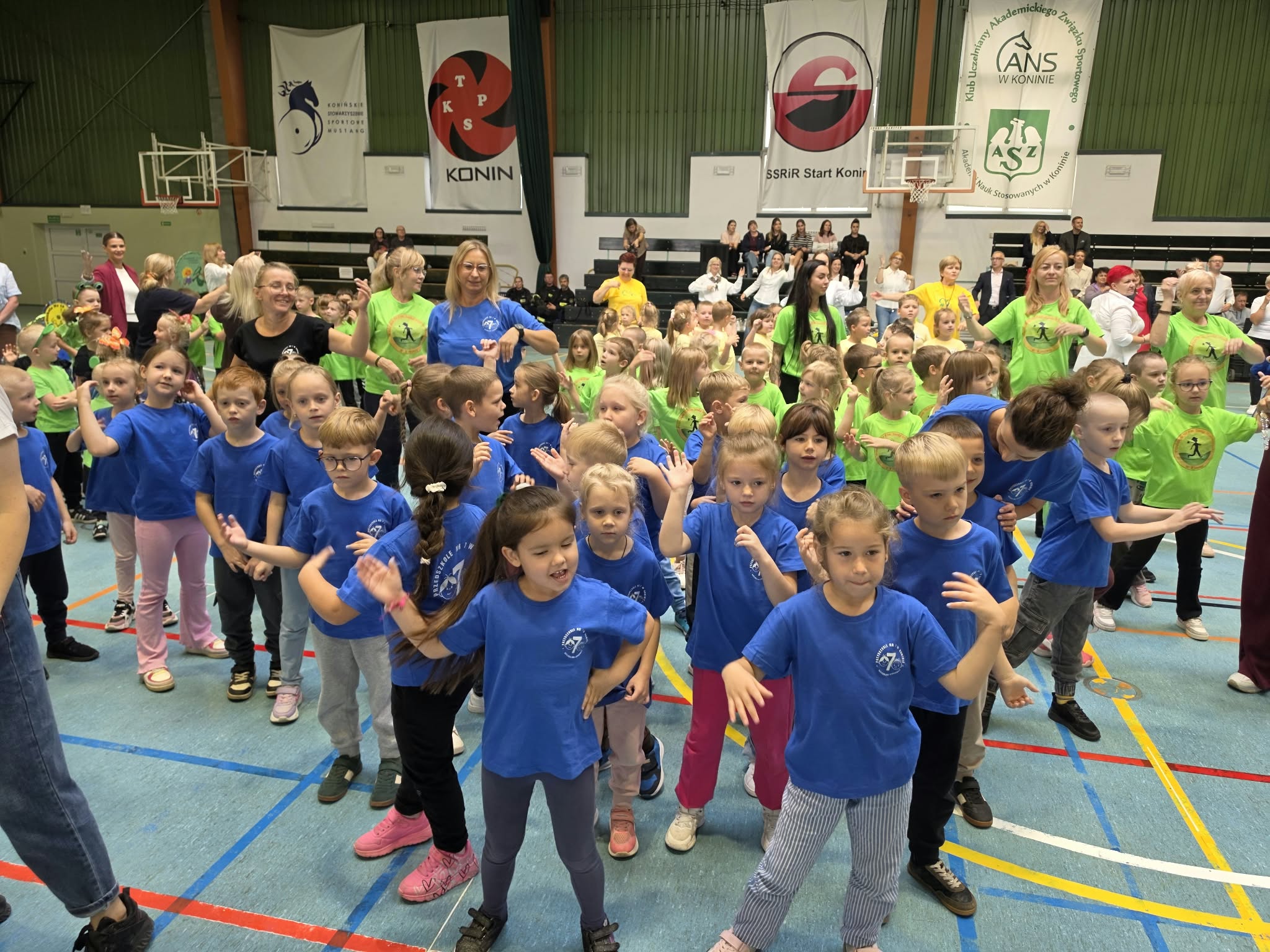 dzieci tancza na hali sportowej